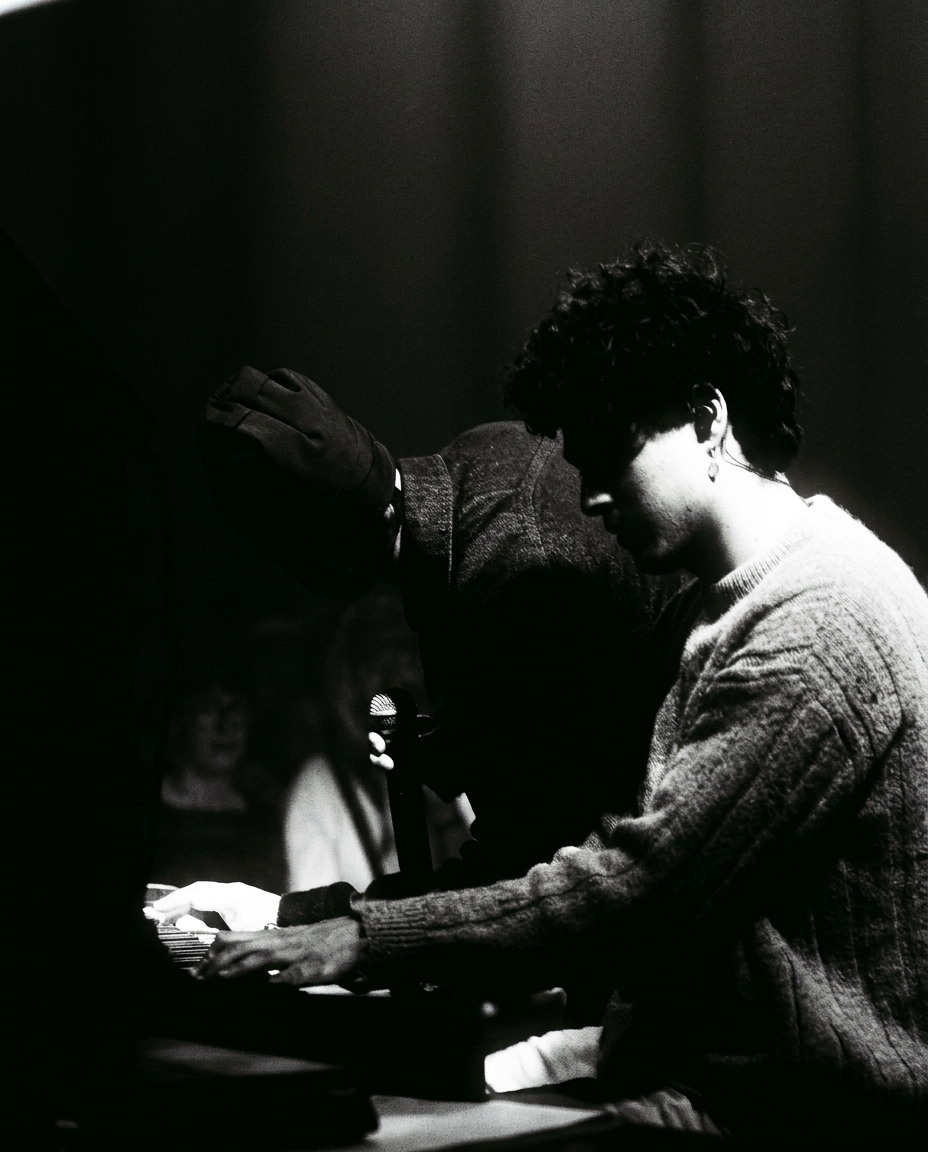 Nicolas Khelif au piano à queue en concert, noir et blanc contrasté
